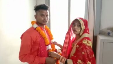 Photo of अनोखी शादी : पत्नी की मोहब्बत के लिए सात फेरे भुला पति ने करवा दी प्रेमी से शादी