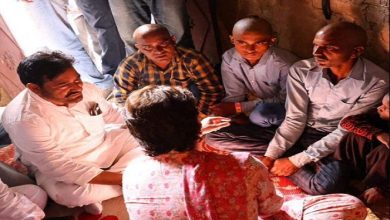 Photo of ललितपुर : खाद के लिए लाइन में लगकर मरे किसान के परिजनों से मिली प्रियंका गांधी, दिया आर्थिक मदद का ‘चुनावी आश्वासन’
