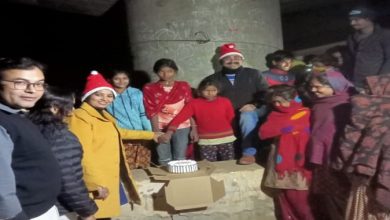Photo of लखनऊ के एडिशनल कमिश्नर अभिषेक चौहान ने पेश की मिशाल, सड़क किनारे गरीब बच्चों के साथ मनाया क्रिसमस!