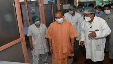 Photo of मुख्यमंत्री योगी आदित्यनाथ पहुंचे सिविल अस्पताल, टीकाकरण अभियान का  किया निरीक्षण
