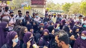 Photo of Hijab Row पर कर्नाटक हाईकोर्ट में सुनवाई जारी, मुस्लिम छात्राओं की दलील-  घूंघट, चूड़ी, पगड़ी, क्रॉस को छूट तो हिजाब पर सवाल क्यों ?