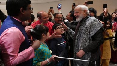 Photo of जर्मनी दौरे पर पहुंचे PM मोदी ने भारतीय समुदाय के लोगों से की मुलाकात, बच्चों को दुलराते दिखे