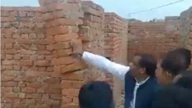 Photo of UP: घटिया निर्माण की पोल खोलने वाले सपा विधायक पर दर्ज हुआ केस, दीवार को धक्का देकर गिराने का मामला…