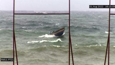 Photo of तस्वीरों में देखिये कैसे बीच समुद्र में फंसे मछुआरों को अदानी सुरक्षा दल ने बचाया…
