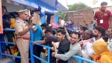 Photo of UP : श्रद्धालुओं के लिए मुजफ्फरनगर पुलिस का मानवीय चेहरा, गर्मी से निजात दिलाने के लिए हाथ के पंखे से झोंका हवा