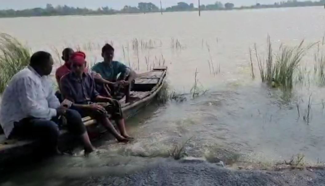 देवरिया घाघरा नदी का दिखा रौद्र रूप, देवराहा बाबा आश्रम में घुसा बाढ़