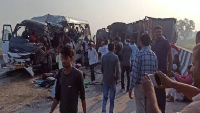 Photo of UP: लखीमपुर में बड़ा दर्दनाक सड़क हादसा, बस और ट्रक की भीषण टक्कर में 8 लोगों की मौत, कई गंभीर घायल