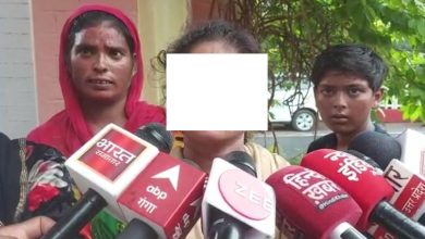 Photo of UP : महिला ने चौकी इंचार्ज पर लगाया छेड़खानी का आरोप, बोली- हफ्ते के बदले 15 साल की लड़की मांगते है दरोगा
