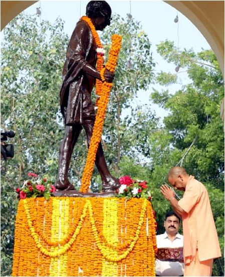 Gandhi Jayanti: सीएम योगी ने किया बापू को नमन, श्रद्धांजलि दे सुनी राम धुन