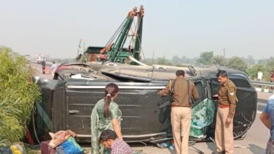 Photo of मैनपुरी चुनाव प्रचार करने जा रही विधायक पूजा पाल की गाड़ी पलटी, 3 लोग घायल
