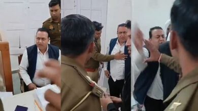 Photo of कोर्ट रूम में वकील ने दारोगा को मारा थप्पड़, पेशी के दौरान कोर्ट रूम में हाथापाई, गाली-गलौच का वीडियो वायरल…