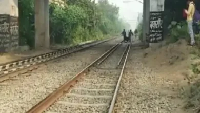 Photo of माफ़ी मांगता रहा शख्स नहीं पसीजा दिल, यात्रियों ने बेरहमी पीटकर चलती ट्रेन से फेंका !