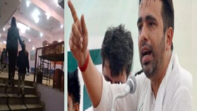 Photo of जयंत चौधरी ने वीडियो ट्वीट कर प्रशासन पर लगाए गंभीर आरोप- शटर बंद कर भाजपा कार्यालय में चलता है काम