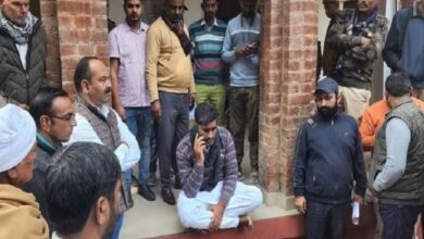 Photo of UP: कमिश्नर ऑफिस के बाहर धरने पर बैठे सपा विधायक, मंडलायुक्त ने नहीं सुनी जनता की समस्याएं तो हुए आक्रोशित