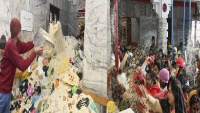 Photo of Makar Sankranti: गोरक्षनाथ मंदिर में चावल-दाल की होती है बरसात, पूरे साल लाखों लोग पाते हैं प्रसाद, देखें तस्वीरें