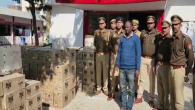Photo of आलू की बोरियों की आड़ में पंजाब से बिहार तस्कर हो रही शराब, 360 पेटियों के साथ यूपी में ड्राईवर गिरफ्तार