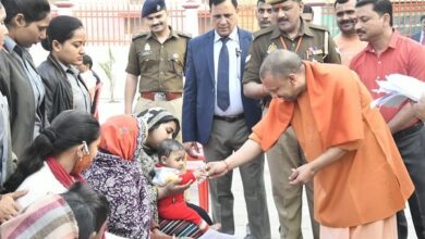 Photo of गोरखपुर: CM योगी ने लगाया जनता दरबार, दूर-दूर से आए फरियादियों की सुनी समस्याएं, अधिकारियों को त्वरित निस्तारण के निर्देश