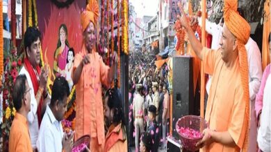 Photo of Gorakhpur: होलिका दहन पर निकली भव्य शोभायात्रा, CM Yogi ने खेली फूलों की होली, सांसद रवि किशन भी रहे मौजूद