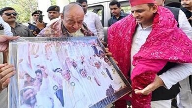 Photo of अहमदाबाद पहुंचे सपा प्रमुख अखिलेश यादव, कहा- BJP ने नफरत के प्रतीक एनकाउंटर व बुलडोज़र को अपना लिया