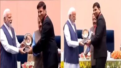 Photo of PM Modi ने यूपी कैडर के दो IAS अधिकारियों को किया सम्मानित, शिक्षा और कुपोषण के क्षेत्र में किया शानदार काम