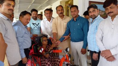 Photo of केन्द्रीय मंत्री नरेंद्र सिंह तोमर के प्रयासों से वृद्धा को मिली ट्राई साइकिल, बेटा कई जगहों पर लगा चुका था गुहार