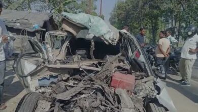 Photo of दर्दनाक: ट्रक व कार की भिड़ंत में एक परिवार के 6 लोगों की मौत, मौके पर पहुंची पुलिस