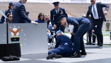 Photo of अमेरिकी वायु सेना अकादमी में समारोह के दौरान मुँह के बल गिरे राष्ट्रपति जो बिडेन, देखें वीडियो !