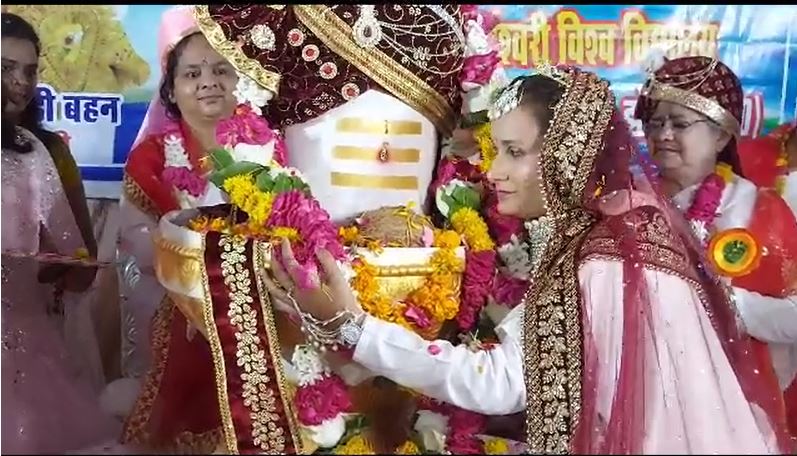 Photo of भगवान शंकर की दीवानगी, शिवलिंग को पहनाई वरमाला, भगवान शिव से रचाई धूमधाम से शादी