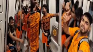 Photo of दिल्ली मेट्रो में कावड़ियों ने किया डांस, रेल प्राधिकरण ने दी चेतावनी, देखें Viral Video !