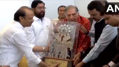 Photo of महाराष्ट्र सरकार ने रतन टाटा को ‘उद्योग रत्न पुरस्कार’ से किया सम्मानित, सीएम शिंदे व दोनों डिप्टी सीएम पहुंचे घर