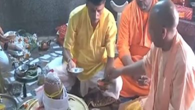 Photo of बलरामपुर दौरे पर सीएम योगी आदित्यनाथ, देवीपाटन मंदिर में की पूजा