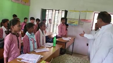 Photo of सरकारी स्कूल के बच्चों से सवाल पूछकर फंसे विधायक जी, बच्चों ने पहचानने से किया इनकार !