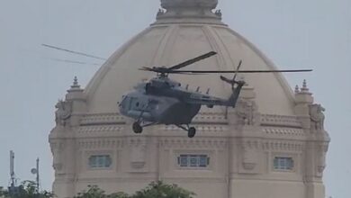 Photo of लखनऊ: जब अचानक विधानसभा की छत पर दिखा हेलीकॉप्टर, मचा गया हड़कंप !
