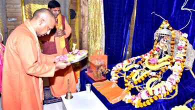 Photo of CM Yogi ने हनुमानगढ़ी में टेका मत्था, की देश व प्रदेशवासियों के कल्याण की कामना…