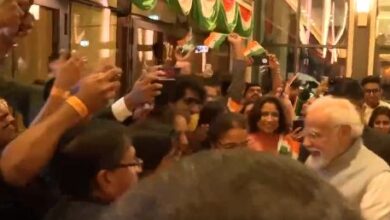 Photo of पीएम मोदी का दुबई में प्रवासी भारतीयों ने किया जोरदार स्वागत किया, ‘अबकी बार मोदी सरकार’ और ‘वंदे मातरम’ के लगाए नारे