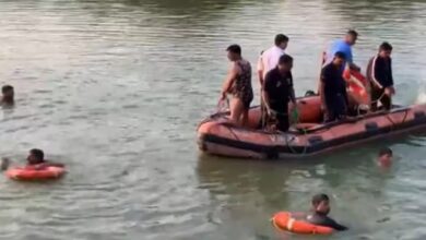 Photo of पिकनिक पर गए छात्रों की नांव झील में पलटी, छह बच्चों की मौत, कई लापता