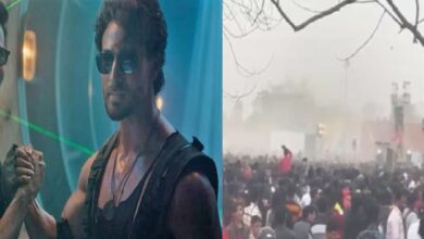 Photo of Lucknow: अक्षय कुमार और टाइगर श्रॉफ की एक झलक पाने के लिए बेकाबू हुई भीड़,चले पत्थर,Viral Video