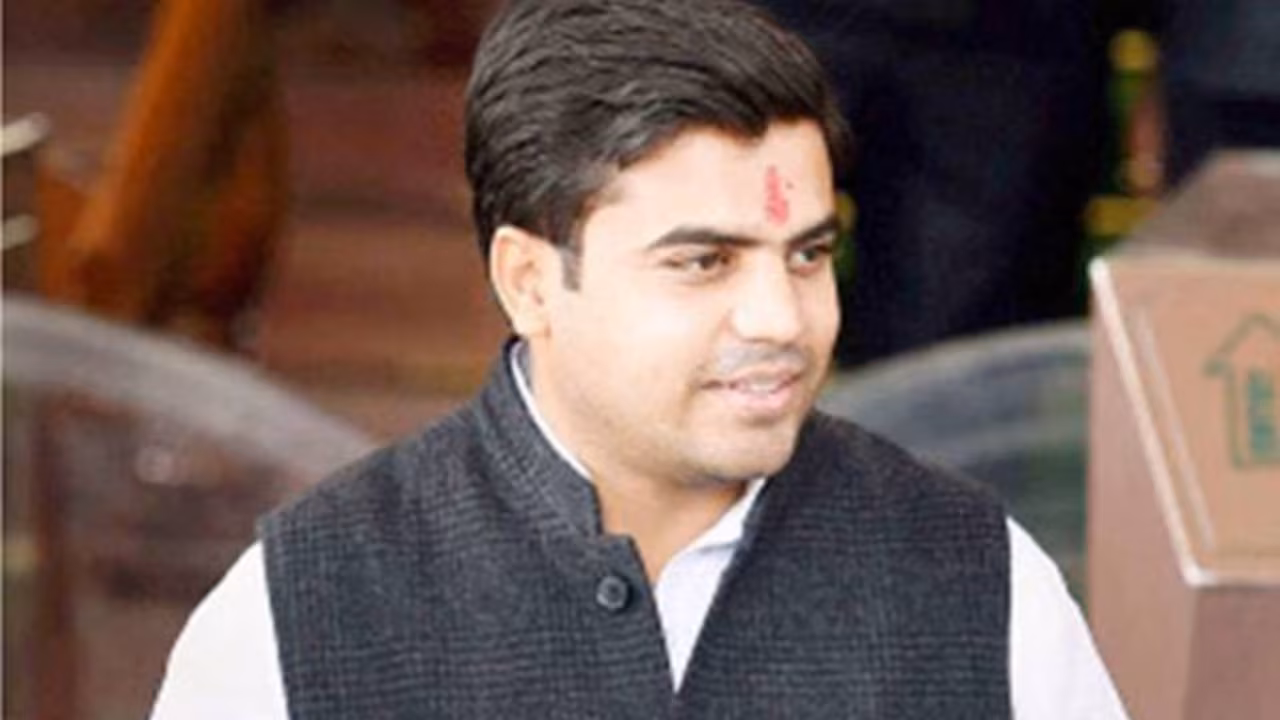 शिवपाल यादव के अलग होने से सपा को होगा नुकसान: तेजप्रताप यादव - mainpuri mp  tej pratap yadav shivpal yadav separate samajwadi party atrc - AajTak