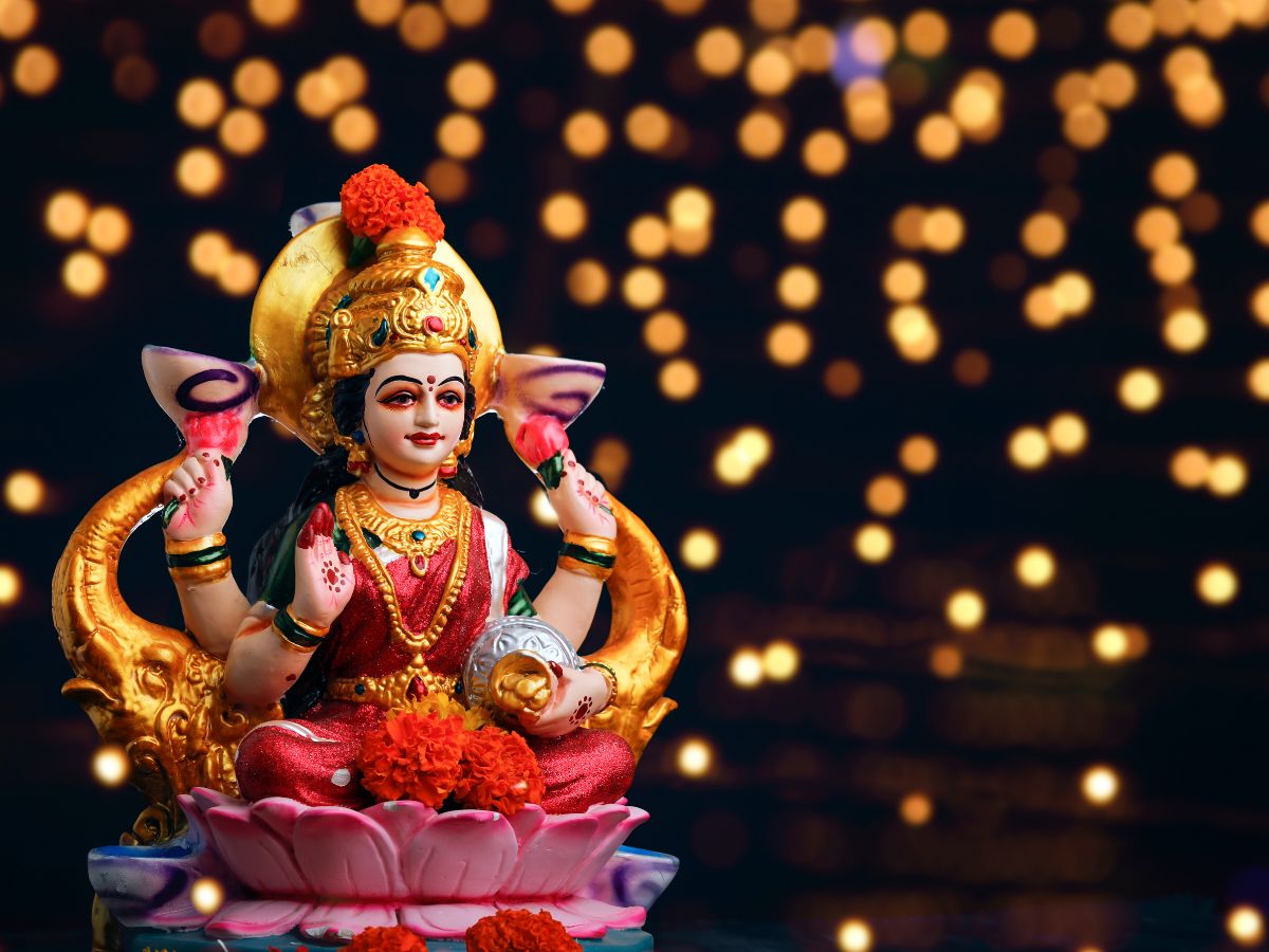 Maa Laxmi Mantra: मां लक्ष्‍मी को प्रसन्न करने के लिए इन मंत्रों का करें  जाप, आर्थिक परेशानी होगी दूर - maa laxmi mantra chant these mantra for  wealth and prosperity maa laxmi