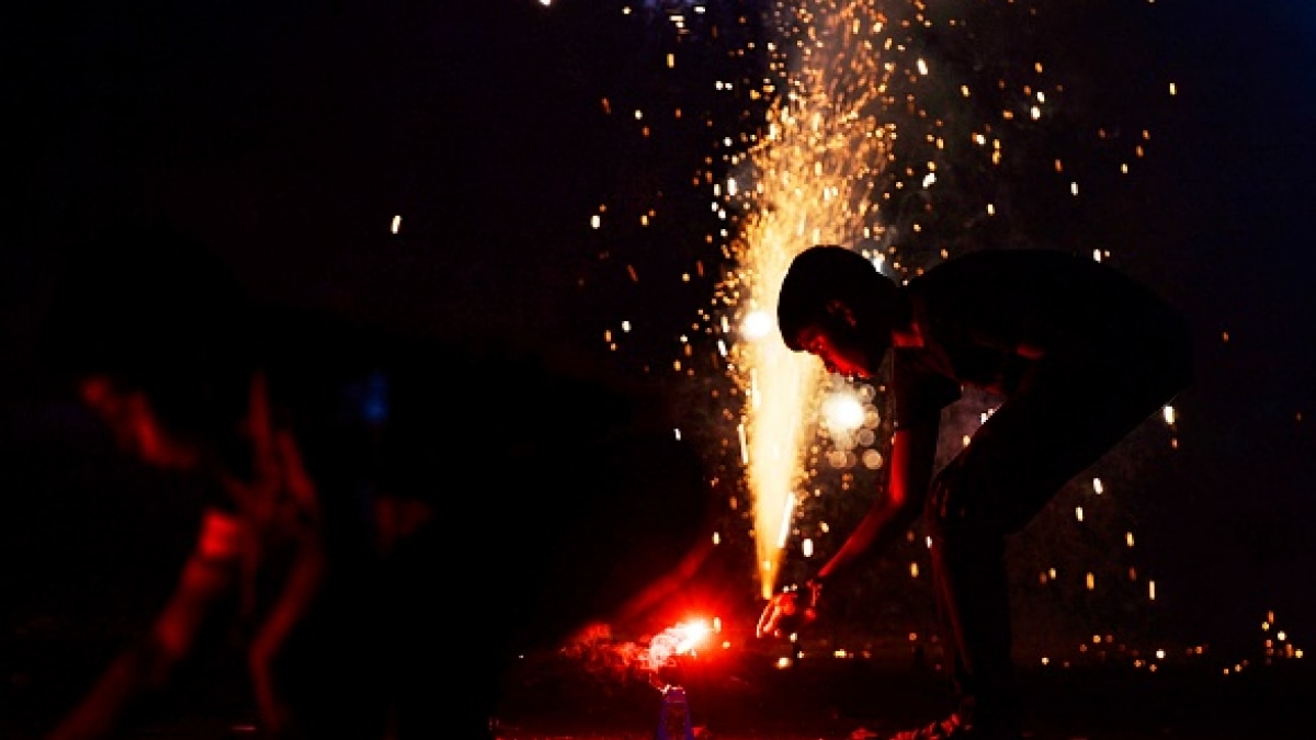 दिवाली की रात दिल्ली की हवा में घुला पटाखों का ज़हर! देर रात कई इलाकों में  बढ़ा प्रदूषण, AQI 'गंभीर' - Delhi air quality worse in many areas anand  vihar jahangirpuri okhla