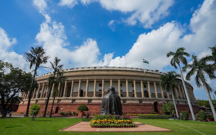 Lok Sabha Speaker Salary know facilities and other details Lok Sabha  Speaker Election | लोकसभा स्पीकर को कितनी मिलती है सैलरी? सुविधाएं जान  हैरान हो जाएंगे आप