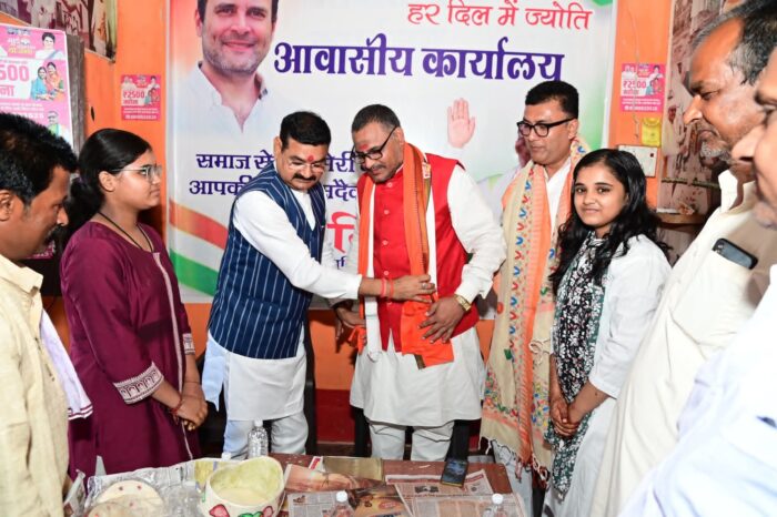 बिहार चुनाव प्रचार के बीच BJP के गन्ना मंत्री संजय गंगवार कांग्रेस नेता के घर पहुंचे