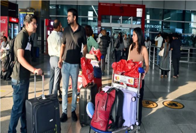 Delhi एयरपोर्ट की यात्री संख्या में 2025 में नहीं हुई वृद्धि, अन्य में हुई बढ़ोतरी…