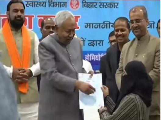 Bihar: नुसरत परवीन ने आयुष चिकित्सक पद पर किया ज्वॉइन, हिजाब विवाद के बाद की एक नई शुरुआत