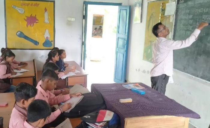 UP: शिक्षामित्रों की मनचाहे स्कूल में होगी तैनाती, मानदेय में भी होगा इजाफा…