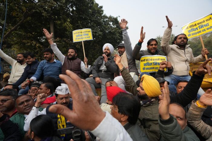 विधानसभा से MCD तक AAP का हल्ला बोल, फर्जी वीडियो बनाकर गुरुओं का अपमान करने वाले कपिल मिश्रा के इस्तीफे की मांग…