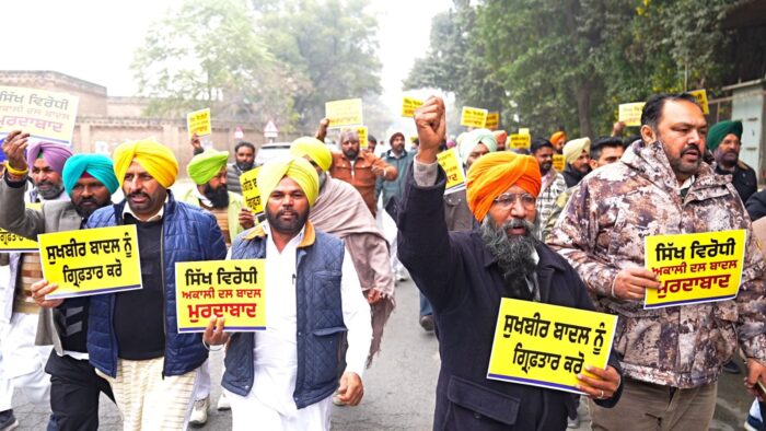 बीजेपी के फर्जी वीडियो और गुरुओं की बेअदबी के खिलाफ AAP का प्रदर्शन, बीजेपी, कांग्रेस और अकाली दल नेताओं का किया घेराव