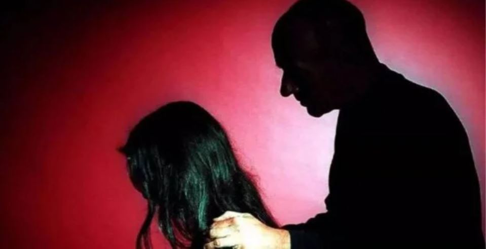 स्कूल में छात्रा से टीचर ने की अश्लील हरकत, क्लासरुम का वीडियो वायरल