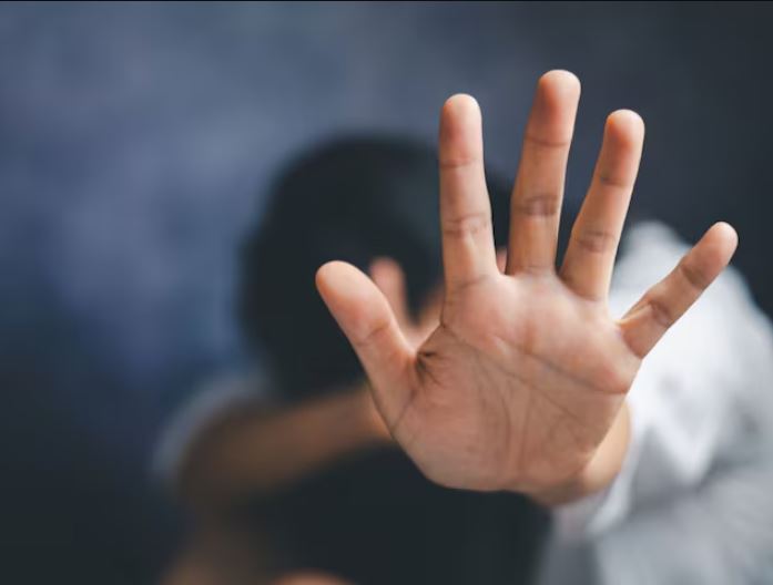 घर में घुसकर युवती से दुष्कर्म का आरोप, शिकायत पर आरोपी के परिजनों ने दी धमकी