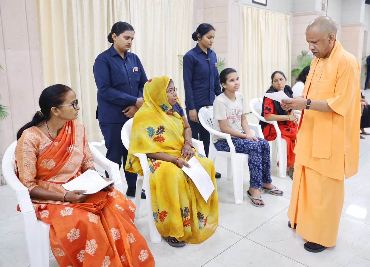 ”जनसेवा सरकार का कर्तव्य”,मुख्यमंत्री योगी आदित्यनाथ ने ‘जनता दर्शन’ में एक-एक फरियादी से मिलकर सुनीं समस्याएं